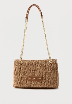 Bolso de hombro tejido en marrón de Valentino con correa de cadena dorada y acento de asa de cuero sobre fondo blanco.