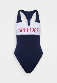 Marineblå énstykket badedrakt med hvit horisontal stripe og rød "SPEEDO" logo. Racerback-design, glatt stoff, høykutt benåpninger.