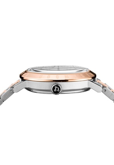 Ασημένιο ρολόι από ανοξείδωτο ατσάλι με ροζ χρυσό περιδέραιο, διάφανο γυαλί και στρογγυλό καντράν που διαθέτει μαύρο κορώνα και σχέδιο αλυσίδας στο λουράκι.