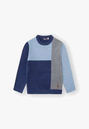 Suéter de punto azul y gris con un diseño a bloques de color en diferentes tonalidades de azul, un cuello acanalado y un acabado texturizado.