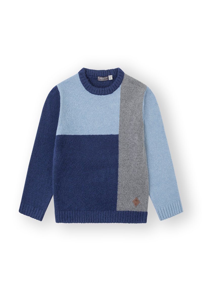 Suéter de punto azul y gris con un diseño a bloques de color en diferentes tonalidades de azul, un cuello acanalado y un acabado texturizado.