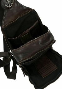 Borsa a spalla in pelle marrone con molteplici scomparti con zip, rivestimento in tessuto interno e un emblema di ancora sulla patta.