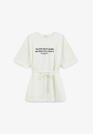 Weißes Baumwoll-T-Shirt mit kurzen Ärmeln, Taillenraffung und schwarzem Text, der in verschiedenen Schriftarten ein motivierendes Zitat abbildet.