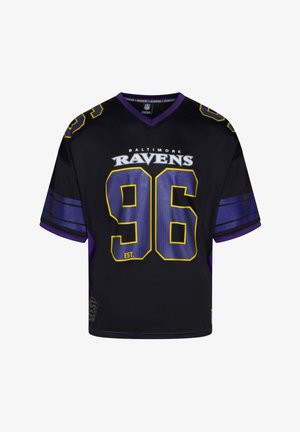 Schwarzes Trikot der Baltimore Ravens, aus Netzgewebe, kurze Ärmel, mit lila und gelben Akzenten, große "96" auf der Vorderseite, V-Ausschnitt.