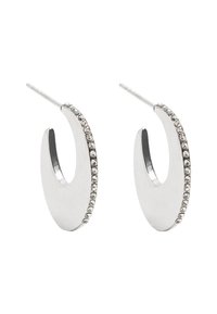 Srebrne kolczyki w kształcie obręczy o gładkim, zaokrąglonym wzorze, z rzędem małych przezroczystych cyrkoni wzdłuż jednej krawędzi.