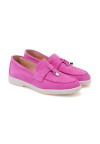 Rosa Wildleder Slipper mit runder Zehenpartie, ausgestattet mit einer dekorativen Schleife und weißer Gummisohle, die insgesamt eine glatte Textur bieten.