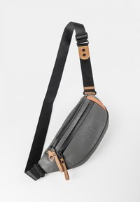 Sac à bandoulière gris en matériau lisse avec une sangle noire ajustable. Présente un accent en cuir beige contrastant et des fermetures à double zip.