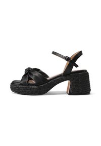 Sandali platform neri con fibbia in pelle annodata, texture intrecciata sul tacco e una cinghia alla caviglia per una vestibilità sicura.