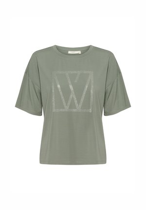 Olive rohe lühikeste varrukatega T-särk, ümmargune kaelus, mille keskel on metallist logo disain. Pehme kangas, mugav lõige.