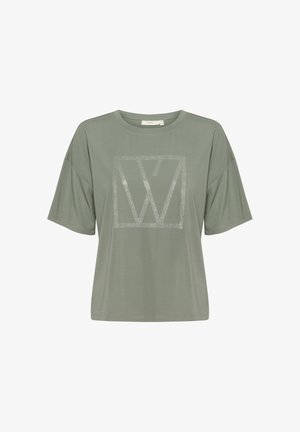 Olive rohe lühikeste varrukatega T-särk, ümmargune kaelus, mille keskel on metallist logo disain. Pehme kangas, mugav lõige.