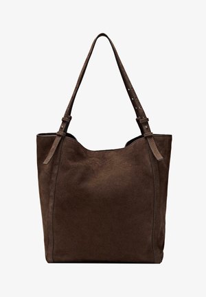 Donkerbruine suède shopper met verstelbare schouderbanden en eenvoudig, onopgesmukt ontwerp op witte achtergrond.