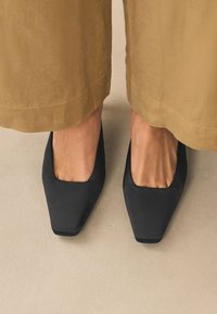 Next REGULAR FIT - FOREVER COMFORT CHISEL CLOSED TOE - Papuci înalți - black