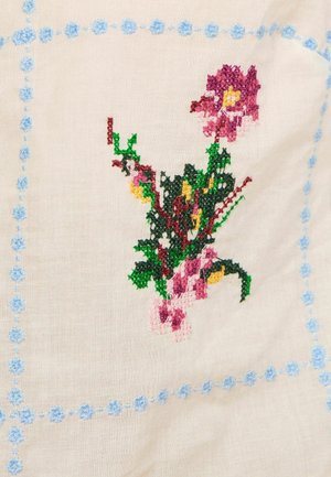 Love & Roses, PETITE FIT - FLORAL EMBROIDERED NOTCH NECK BLOUSE - Blouse - ivory