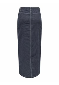 Gonna a matita in denim blu scuro con righe bianche verticali, di lunghezza media, dotata di una vita e di un taglio dritto. Dettaglio di cuciture a contrasto.