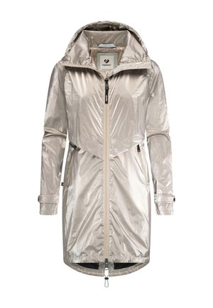 Jachetă de ploaie argintie, ușoară, cu glugă, fermoar frontal pe toată lungimea, șnur la talie și manșete elastice. Textură netedă și strălucitoare, cu un design minim.