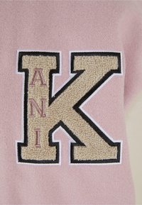 Karl Kani RETRO PATCH STAR OS COLLEGE - Bombejakke - rose lightsand