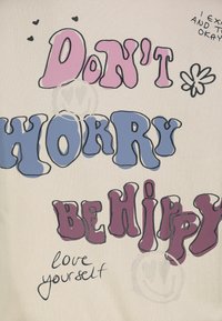 Text mit der Aufschrift 'Mach dir keine Sorgen, sei hippie' in bunten Sprechblasenbuchstaben, umgeben von kleinen Herzen, Smileys und handgeschrieben 'Liebe dich selbst' darunter.