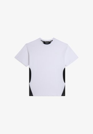 Camiseta blanca con paneles laterales negros, diseño de cuello redondo, mangas cortas y textura suave. Detalle sutil del logo en dorado.