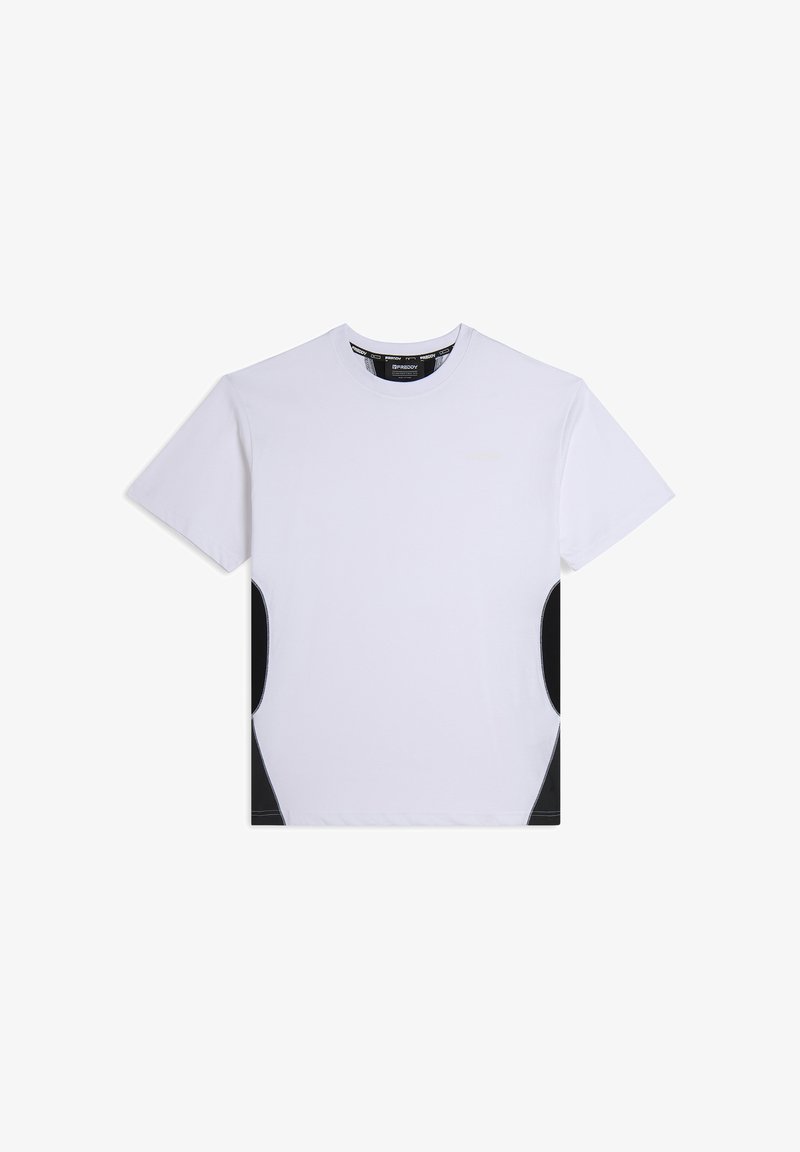 Camiseta blanca con paneles laterales negros, diseño de cuello redondo, mangas cortas y textura suave. Detalle sutil del logo en dorado.