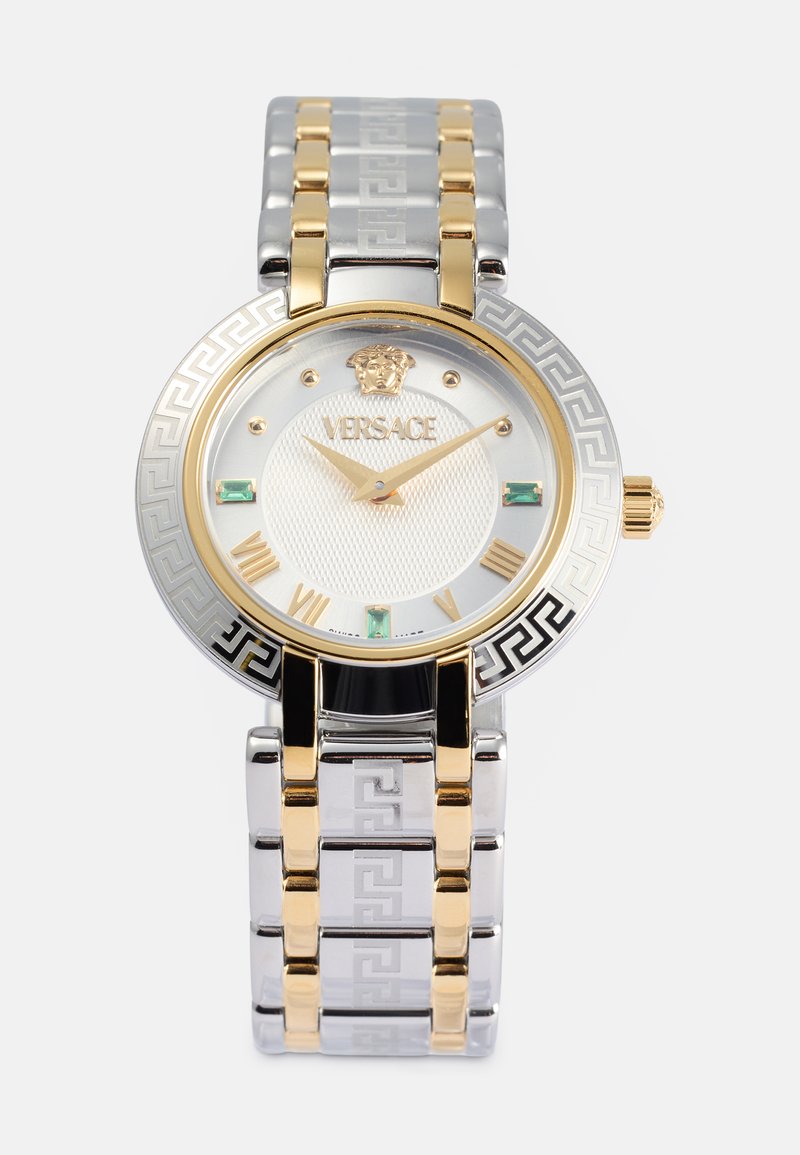 Orologio Versace con cinturino metallico bicolore in argento e oro, quadrante rotondo, brillante bianco testurizzato, dettagli dorati e audaci numeri romani.