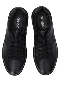 Czarne sneakersy wykonane z gładkiej skóry z panelami z fakturowanej tkaniny, z okrągłymi sznurówkami, wyściółką amortyzującą i niskoprofilowym designem.