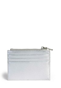 Srebrny etui na karty wykonane z gładkiego, metalicznego materiału, z czterema miejscami na karty i zamykanym na zamek kieszonką na monety.