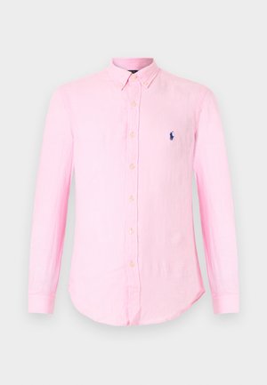 Cămașă bărbătească roz deschis cu mânecă lungă, cu nasturi și guler cu nasturi, cu un mic logo brodat bleumarin pe piept.