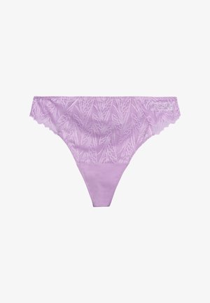 String en dentelle lavande avec un motif floral et des bords festonnés. L'avant présente une finition lisse, contrastant avec l'arrière en dentelle texturée.