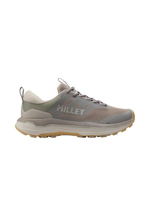 Chaussure de randonnée beige et grise avec tissu mesh, semelle blanche épaisse et logo "MILLET" sur le côté.