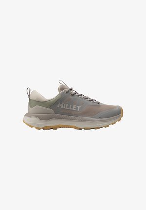 Chaussure de randonnée beige et grise avec tissu mesh, semelle blanche épaisse et logo "MILLET" sur le côté.