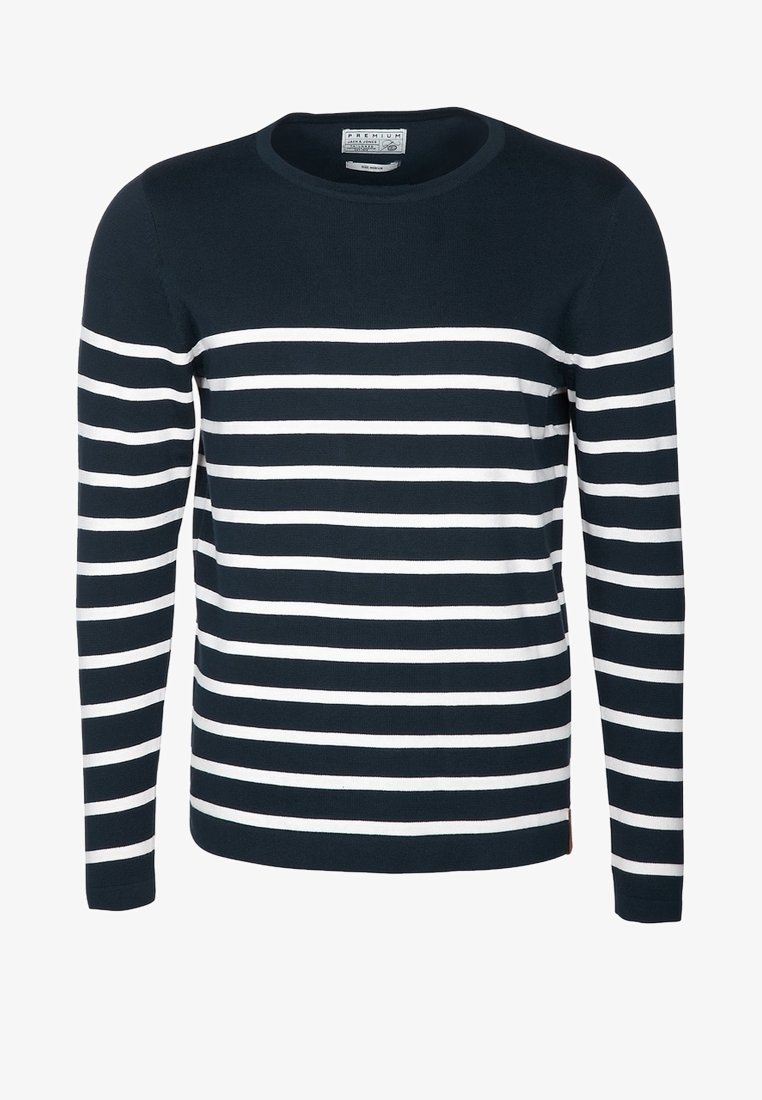 Pull bleu marine à manches longues avec des rayures horizontales blanches sur le corps et les manches, avec un col rond.