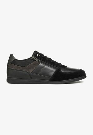 Zapatilla negra que combina cuero y ante, diseño con cordones, detalle de cremallera en el lateral y acentos texturizados.