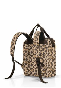Zaino con stampa leopardata in tessuto beige e marrone, dotato di spallacci regolabili, chiusura con cerniera superiore e tasche laterali per riporre oggetti.