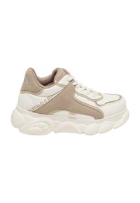 Bieza zābaku stila sneakers baltā ādas un pelēkā zamša kombinācijā. Iezīmējas ar teksturētu zoli, regulēšanu ar auklītēm un diskrētu zīmolu uz sāna.