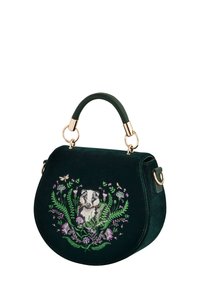 Ciemnozielona torebka z aksamitu z złotymi akcentami, z haftowanym borsukiem otoczonym fioletowymi kwiatami i zielonymi liśćmi.