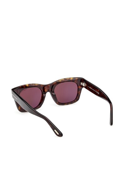 Bruna sköldpaddsglasögon med lila linser, kantiga bågar och eleganta svarta skalmar som har detaljer i guld.