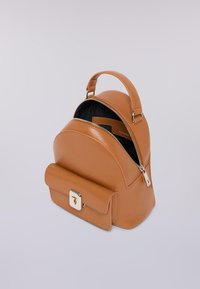 Kožený batoh v béžové barvě se zaobleným tvarem, zipem na zavírání, horní rukojetí a klopovým kapsou s kovovým uzávěrem ve stříbrné barvě. Vnitřek je černý.