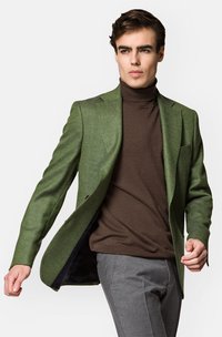 Zielony żakiet wełniany z klapami i dwiema kieszeniami, nałożony na brązowy golf, w zestawieniu z szarymi spodniami o dopasowanym kroju.