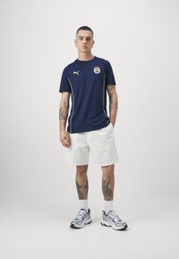 Puma FENERBAHCE ISTANBUL CASUALS TEE - Klubové oblečení - club navy/speed yellow