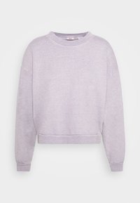 Felpa lavanda in morbido tessuto, con collo a girocollo, spalle abbassate e polsini a costine, arricchita da un logo discreto sul petto.