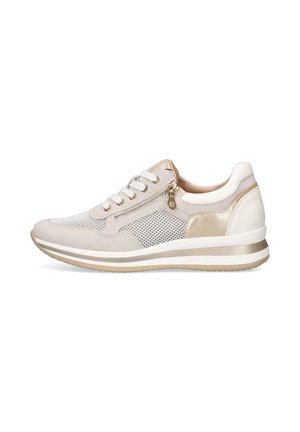 Zapatilla beige con materiales de malla y ante, acentos metálicos en dorado, cierre con cordones, cremallera lateral y suela gruesa en blanco y dorado.