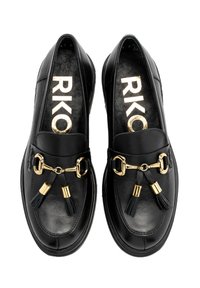 Mustad nahast loafers ümarate varvastega, kuldse tooni detailide ja narmaste aktsentidega. Omab siledat tekstuuri ja pehmeid sisetalla.