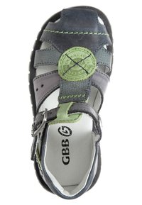 Sininen ja harmaa nahkasandaali vihreillä yksityiskohdilla, säädettävällä soljella ja pyöreällä logolla hihnassa. Avoin varvas muotoilu tekstuuripinnalla.