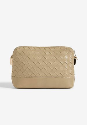 Beige vævet læderpung med en glat bunddel og lynlås. Har et sidelåg og en tekstureret overflade.