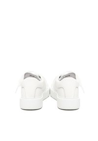 Sneakers bianchi con tomaia in pelle liscia, punta rotonda, colletto imbottito e suola spessa bianca. Presentano lacci piatti e dettagli di cucitura discreti.