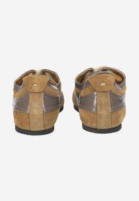 Chaussures en suède marron avec des accents en cuir, présentant une forme arrondie et un design à enfiler. Détail texturé sur le talon et les côtés.