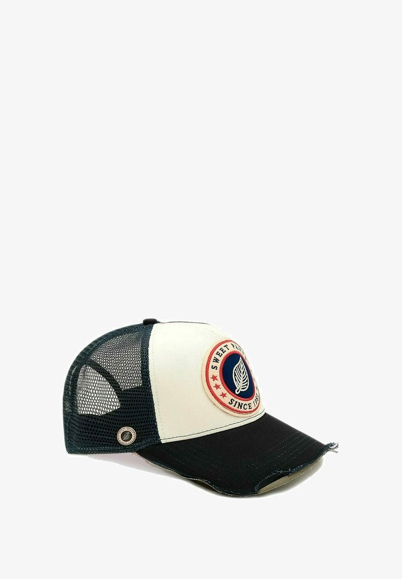 Casquette de baseball avec un devant crème, des côtés en maille bleu marine et une visière noire. Présente un patch circulaire avec "SWEET PARK" et un motif de feuille.