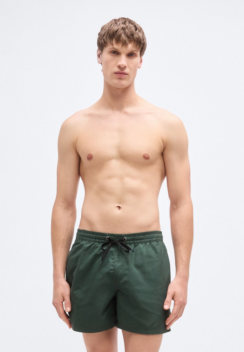 Πράσινα μαγιό σορτς με ελαστική μέση και κορδόνι, κατασκευασμένα από ελαφρύ ύφασμα, με λεία υφή και απλό σχέδιο.