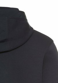 Marineblauwe hoodie van een zachte, textuurstof met een hoge kraag en een relaxte fit. Subtiele stikdetails verbeteren het ontwerp.