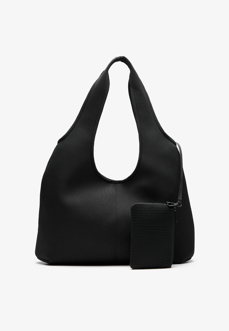 Saco hobo preto com uma abertura ampla e textura suave, apresentando uma bolsa de malha preta destacável para armazenamento.
